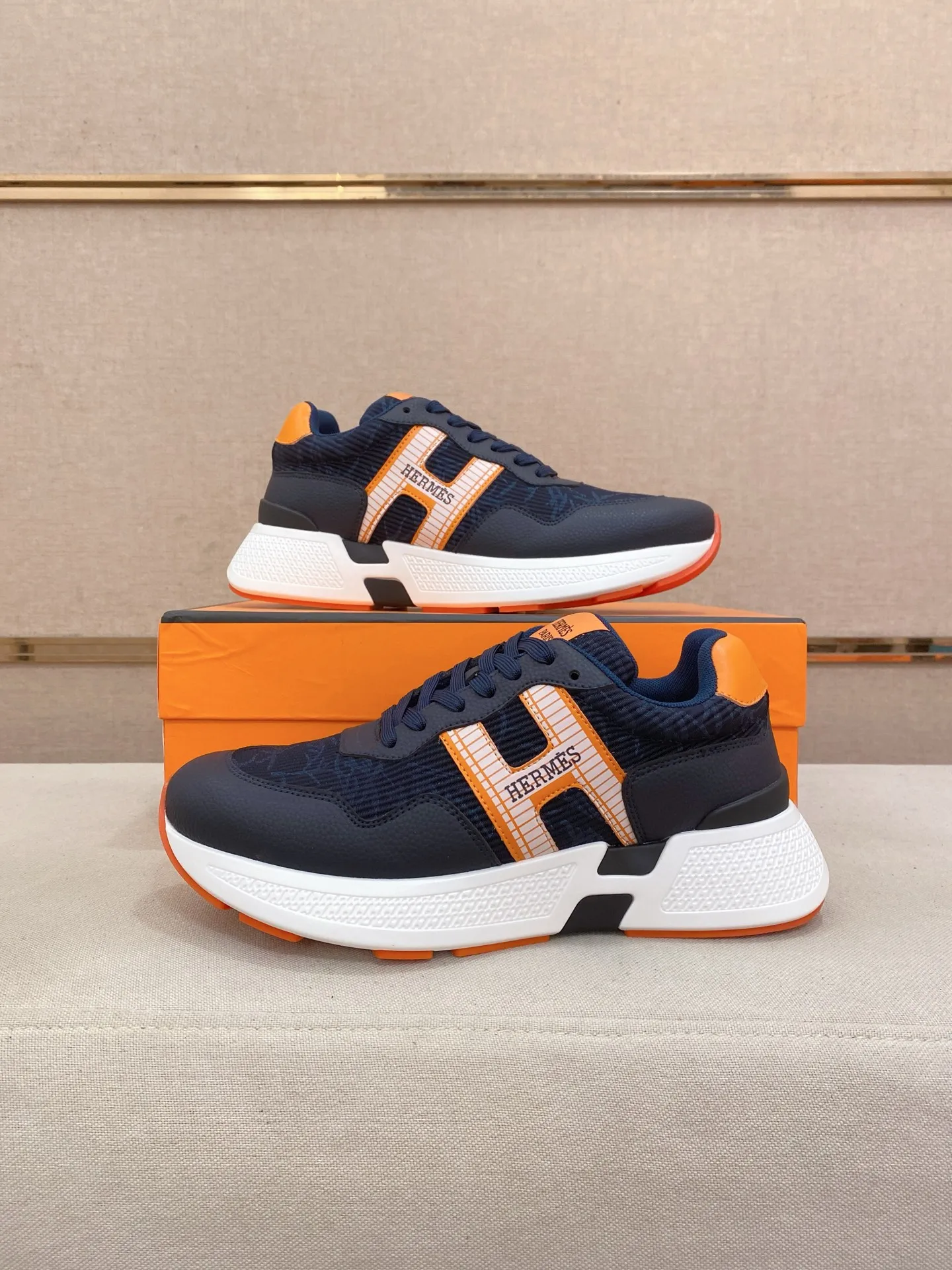 Factory price: 560💰《HERMES》【Classic Original Version】Hermès; Top 🔝 Purchasing Agency 🔍🔍Men's latest 🇺🇸 counters are on sale simultaneously, imported from Italy original ▲▲cowhide ▲▲ (high-end, nobility, class) ) Exquisite workmanship (Italian 🇮🇹 imported water-dyed 🐂 cowhide lining) sole: original sole provided by the original factory, ⚠️exclusive double-layer activity·TPR·rubber·combined molded outsole; super comfortable·wear-resistant·non-slip·environmental protection The real thing is more beautiful if you take the real thing (high quality, follow the order). You can enter and exit the counter at will * Number of yards: 38-44 (45 can be customized and cannot be returned or exchanged)